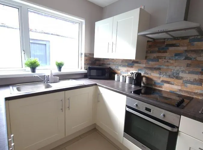 Modern Two Bedroom House Close To City Centre